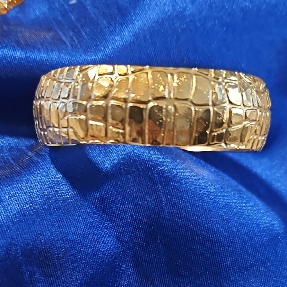 Elegant Gas Bijoux Gold Textured Bracelet